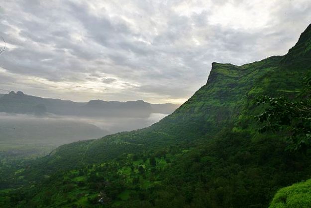 640px-Raigad_Fort_Tak_Mak_Tok_The_famous_cliff