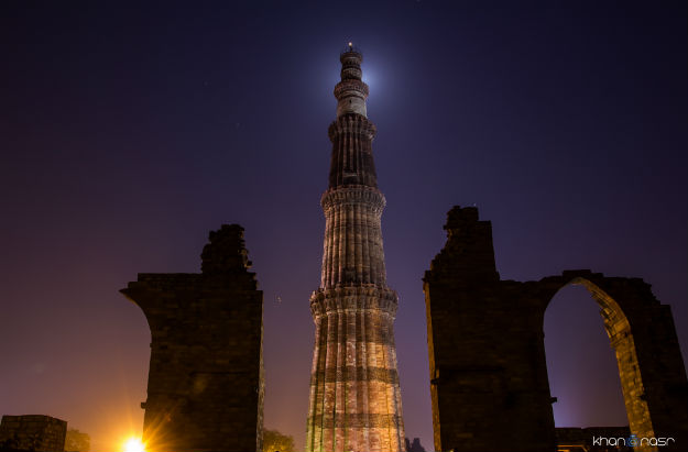 Delhi's Qutub Minar at night: Photograph - Nasrkhan/Wikimedia Commons