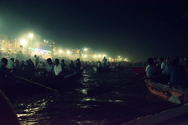 Assembly-to-watch-the-Aarti-Ceremony-from-river-boat