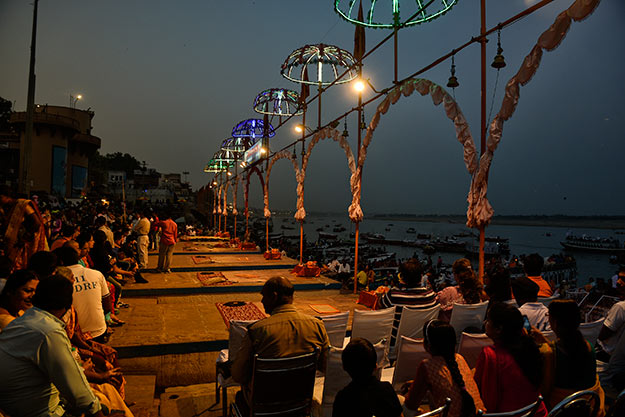 Assembly-to-watch-the-Aarti-Ceremony