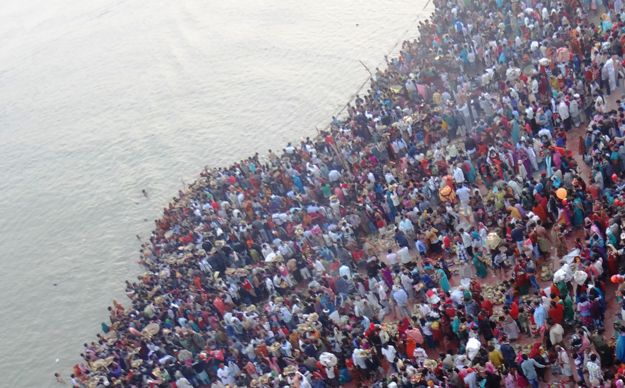Barani Ghat(Vikaramshila Setu, Bhagalpur) Chhath Puja, Photograph Courtesy: Vkumarv/Wikimedia Commons
