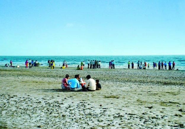 Dumas beach near Dariya Ganesha Temple, Photograph Courtesy: Marwada/Wikimedia Commons