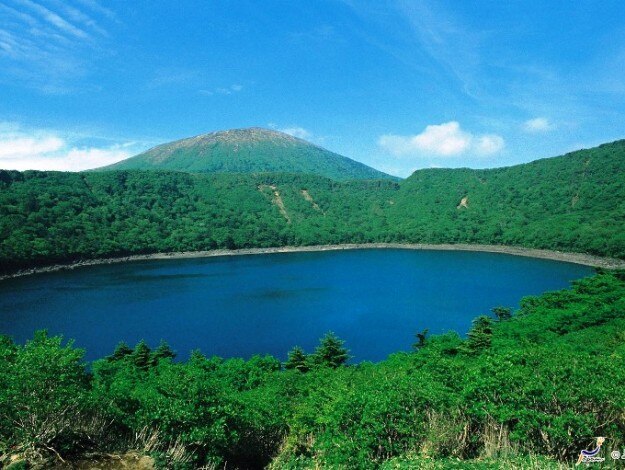 Onami-Ike Crater and Mt. Karakunidake (c) JNTO