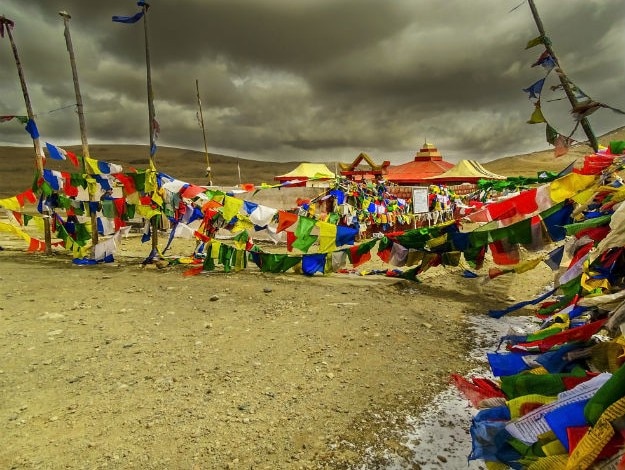 Gurudongmar Lake flags photo 8