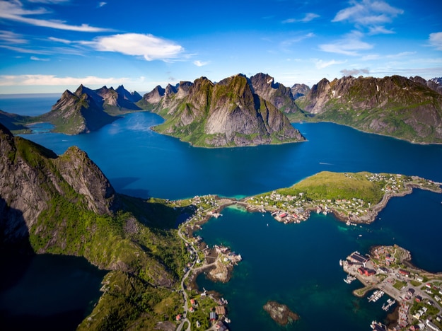 The Mind-blowing Scenery at Lofoten Islands; View Pics! | India.com