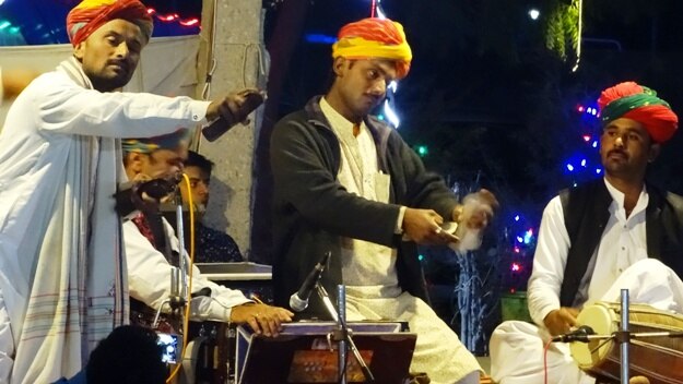 Cultural performance at Sam sand dunes