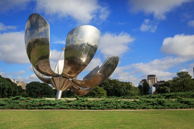 Floralis Generica is a sculpture made of steel and aluminum located in Plaza de las Naciones Unidas in Buenos Aires, Argentina