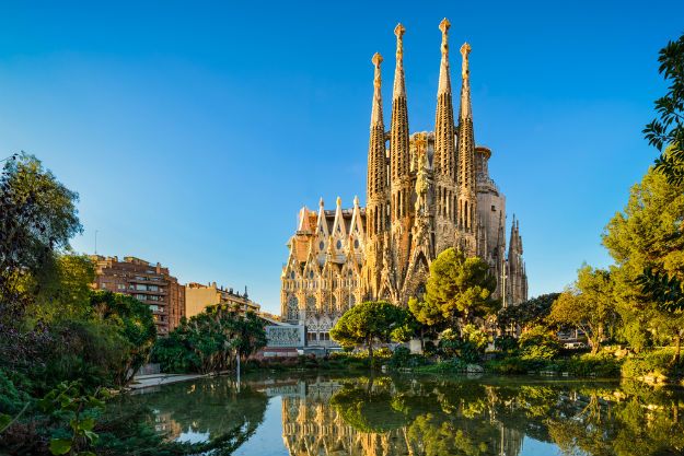 Sagrada Familia in Barcelona: Interesting Facts and Photos of The ...