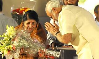 Narendra Modi felicitates legendary Lata Mangeshkar at the golden jubilee of her song 'Ae mere watan ke logon'