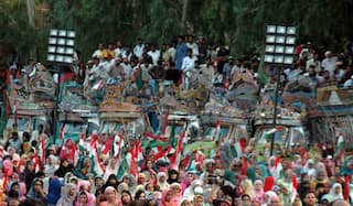 Thousands of anti-government protesters march toward Islamabad