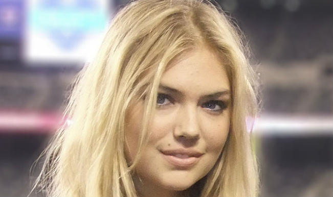 Kate Upton's Hot Strapless Figure-Hugging Gown Made Some Waves Last Night