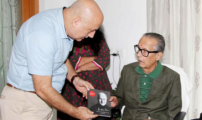 Anupam Kher meets legendary cartoonist RK Laxman...