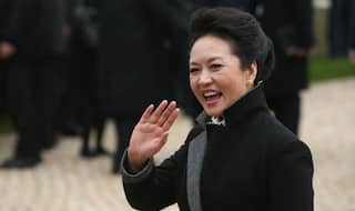 Xi Jinping's wife, Peng Liyuan visits Delhi school