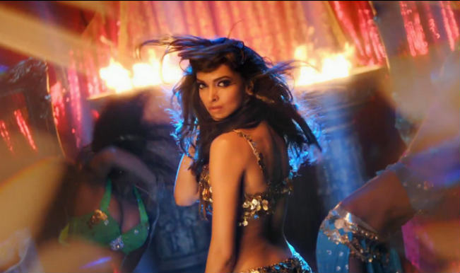 Deepika Padukone's sizzling and steamy moves in Happy New Year song 'Lovely' (Video)