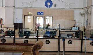 150,000 bank staff strike work in southern states demanding early conclusion of wage revision