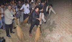 Kailash Kher wields broom, gets Narendra Modi's praise