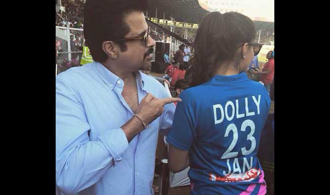 Celebrity Cricket League 2015: Sonam Kapoor dons 'Dolly' jersey, as she cheers for Mumbai Heroes at CCL 5!