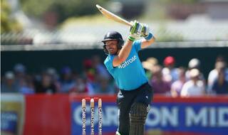 Ian Bell's ton takes England to 303/8 against Australia in Carlton MID tri-series