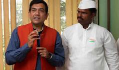 Chef Sanjeev Kapoor treats Dabbawalas to lunch