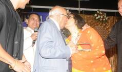 OMG! Ram Jethmalani smooches Kishore Kumar's wife Leena Chandavarkar!