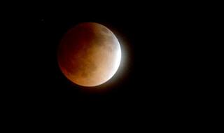 Unusually short total lunar eclipse dazzles skywatchers