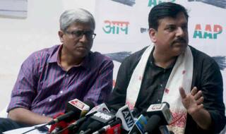 दिवंगत किसान गजेंद्र के परिवार से मिले आप नेता