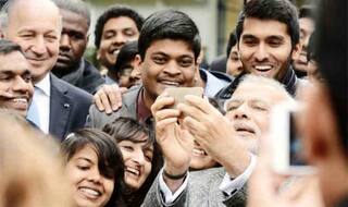 मोदी ने फ्रांस में भारतीय विद्यार्थियों संग सेल्फी उतारी