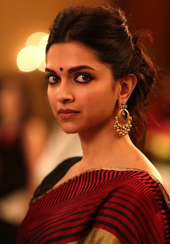 https://s3.india.com/wp-content/uploads/2015/04/piku-image-2-saree-traditional-look.jpg