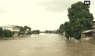 Flood alert in Kashmir: Jhelum river crosses danger mark (Video)