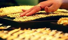 Gold extends gains for 7th day on seasonal demand, global cues