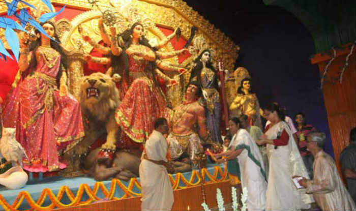 Bengal Durga Puja festival also mixing politics | बंगाल : दुर्गापूजा उत्सव में भी राजनीति का घालमेल - Bengal durga puja festival also mixing politics - Latest News & Updates in Hindi