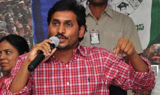Jagan Mohan Reddy continues fast for special status to Andhra Pradesh