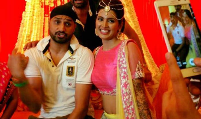 Harbhajan Singh Geeta Basra Wedding Pictures From Mehandi Bachelorette Party Is A Must See India Com Harbhajan singh took to his ig handle on july 4, 2020, to share glimpses of the celebration of his 40th birthday with his wife, geeta basra and their little angel, hinaya. harbhajan singh geeta basra wedding