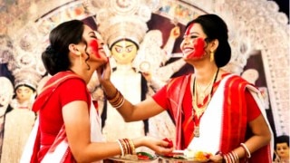 Durga Puja 2021: आखिर दशहरे के दिन ही क्यों मनाई जाती है सिंदूर खेला की रस्म