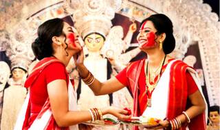 Durga Puja 2021: आखिर दशहरे के दिन ही क्यों मनाई जाती है सिंदूर खेला की रस्म