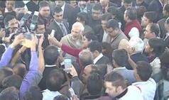 Popular Narendra Modi mobbed by media for selfie