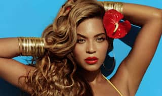Beyonce Knowles transforms into Christmas tree for party
