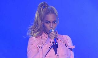 Beyonce transforms into Christmas tree for party