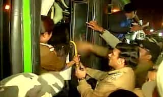 Nirbhaya parents along with protesters forcefully removed from India Gate; Delhi Police resort to lathi charge