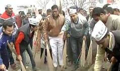 MCD workers' strike enters 5th day: BJP-AAP cat fight continues; AAP workers clean Delhi streets