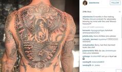 Adam Levine shows off completed mermaid tattoo on back! (See picture)