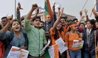 JNU students attacked in Patiala House Court when Kanhaiya Kumar was brought for hearing