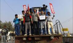 JNU row: Left students' group block New Delhi-Darbhanga train demanding release of Kanhaiya Kumar