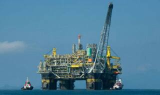 Oil prices fall as oversupply worries return