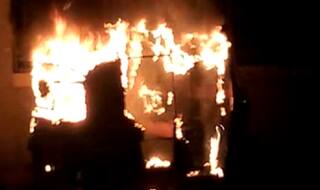 MNS workers burn auto rickshaw in Mumbai with new permit; Would Raj Thackeray be booked for inciting violence?