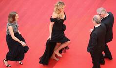 Cannes 2016: Julia Roberts walks barefoot at red carpet