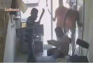 Road rage caught on camera: Man brutally attacked with butcher's knife in Ludhiana over car parking row (Watch Video)
