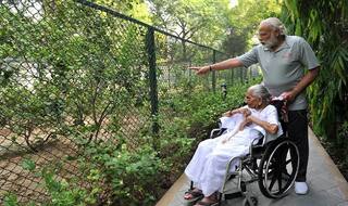 Narendra Modi spends time with mother Heeraben for the first time at 7 RCR! (View Pics)