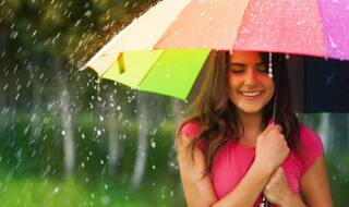 Barish Ka Mausam: आ गया भीगा-भागा Monsoon, जाएं बारिश में भीग आएं, जानें बेमिसाल फायदे | Rain Water Benefits In Hindi