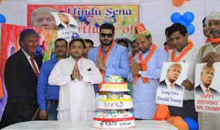 Hindu Sena celebrates Donald Trump's birthday in New Delhi (Video)
